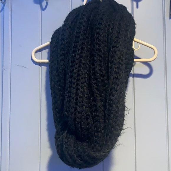 black scarf - Picture 1 of 2